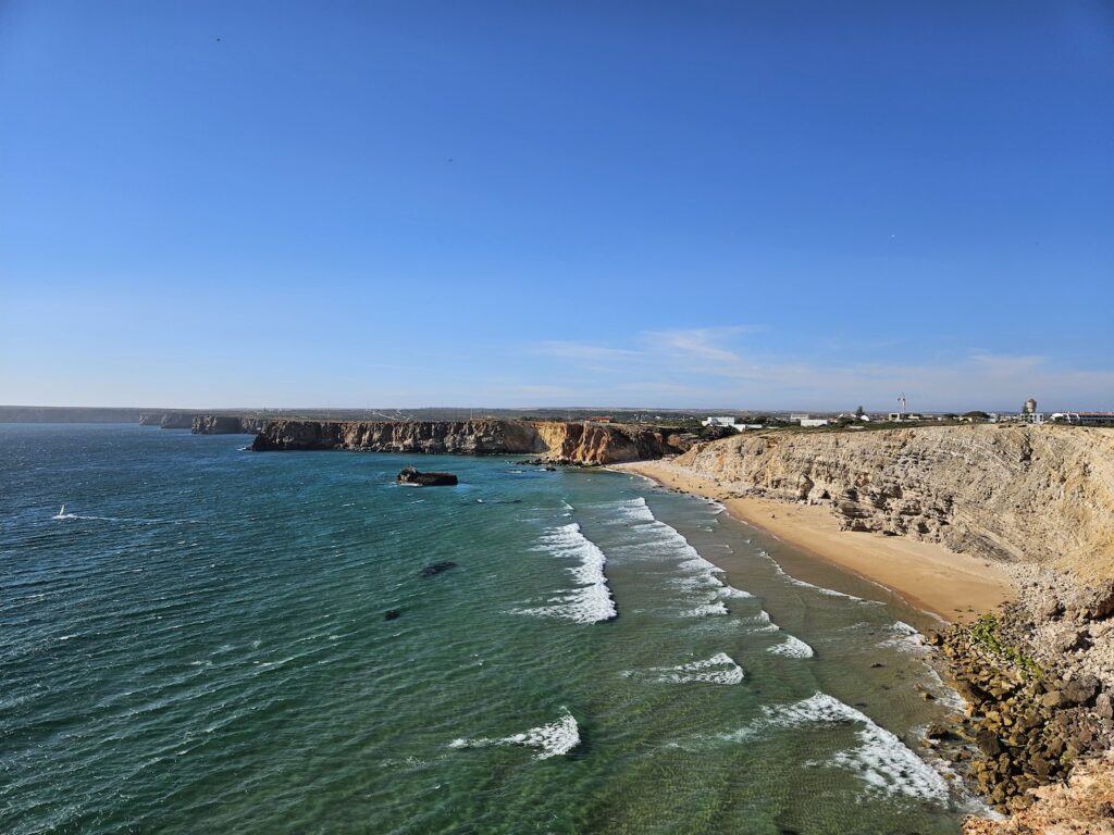 A photo of teh Sagres coastline photographed from a cliff top