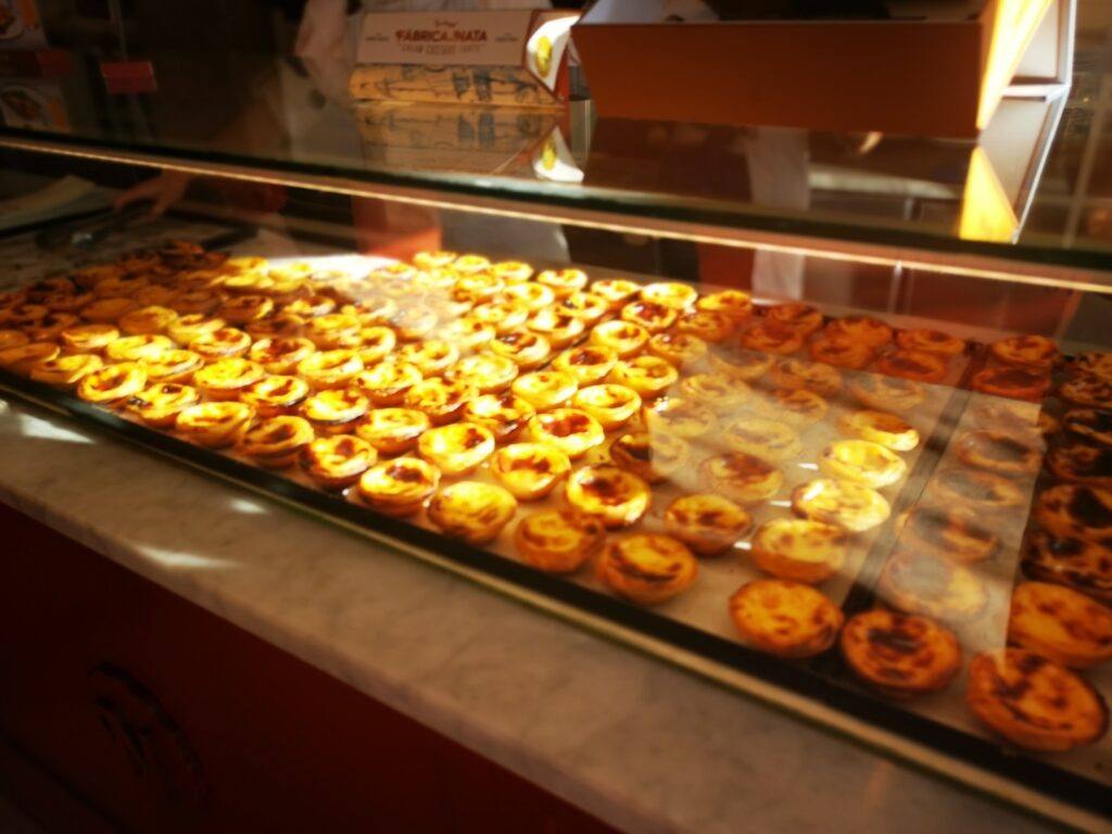 A bakery with dozens of paseteis da nata on display