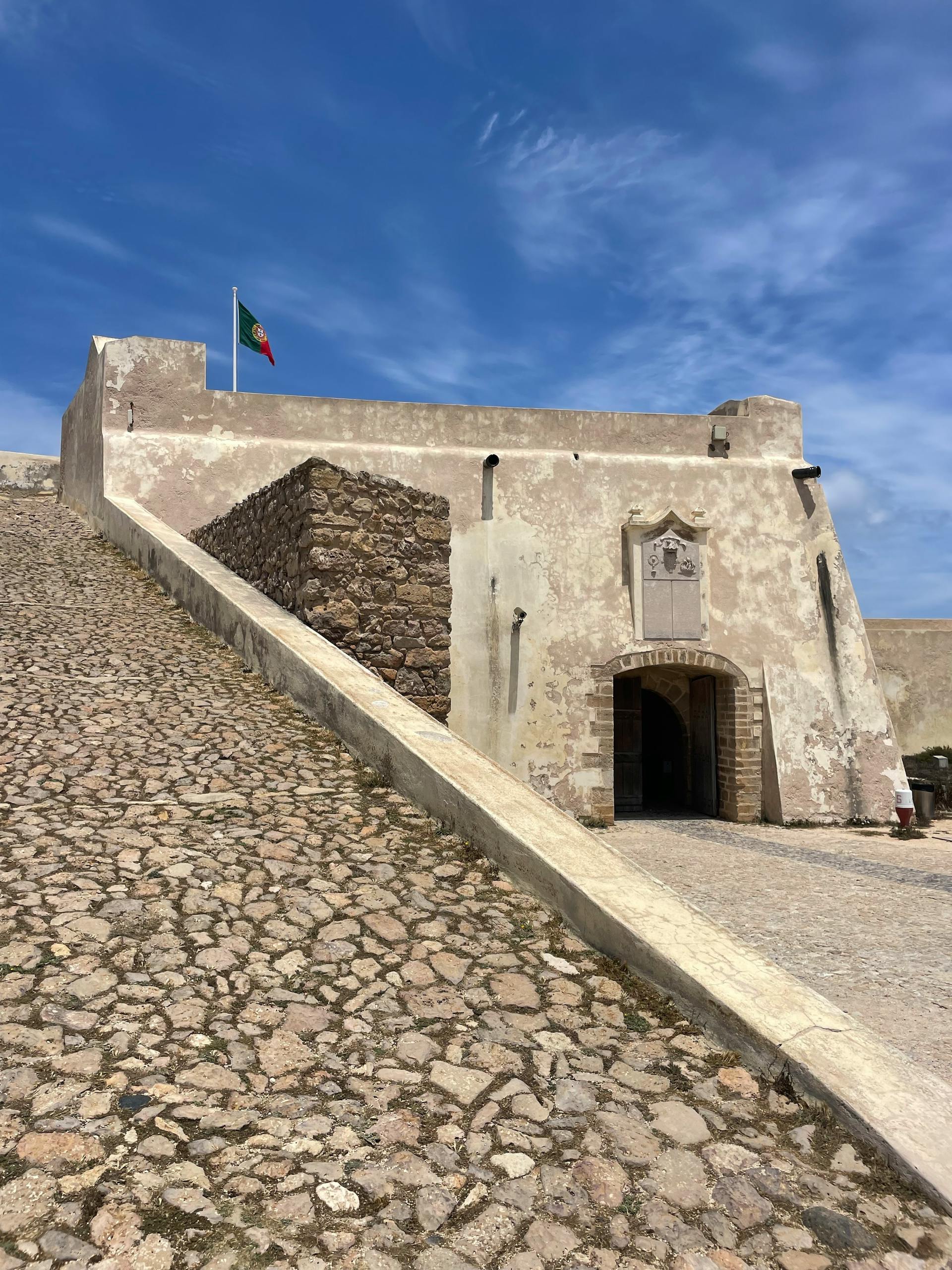 A view of a building in the Sagres Fort