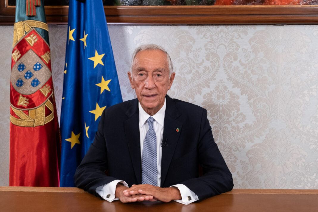 Official portrait of teh President of Portugal