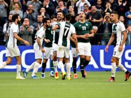 Vitória de Guimarães players celebrating a goal.