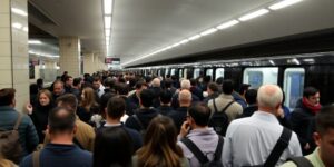 Crowded metro station in Lisbon during morning disruptions.