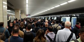 Crowded metro station in Lisbon during morning disruptions.